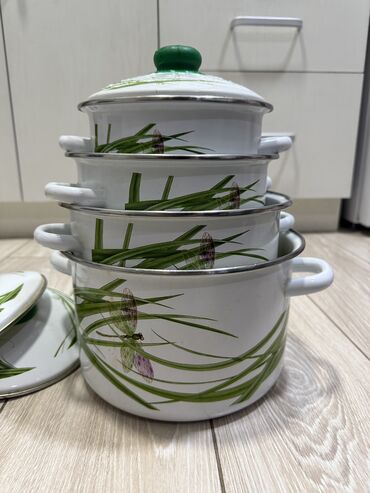 тарелка от микроволновки: 4 кастрюли с крышками