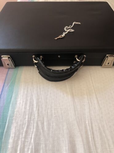 torba za laptop: Malo korišćena poslovna tašna, u odličnom stanju, sa ključem za