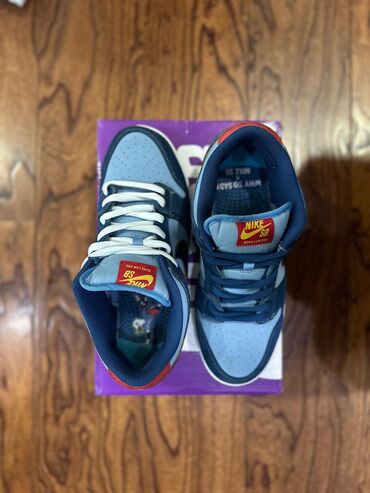 Кроссовки и спортивная обувь: Кроссовки Nike SB Dunk Low в синих оттенках с белыми шнурками. Верх