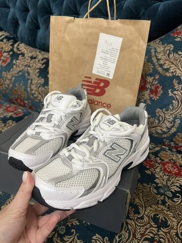 гель для увеличения: Кроссовки New Balance модели 530 в белом цвете с серыми вставками