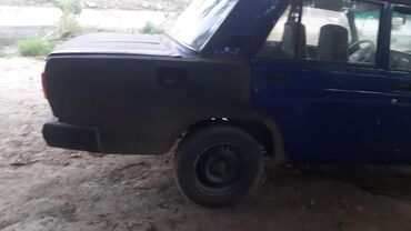 зеркало для автомобиля: Mavi rəngli sedan avtomobili, qara rəngli arxa hissəyə malikdir. Bu