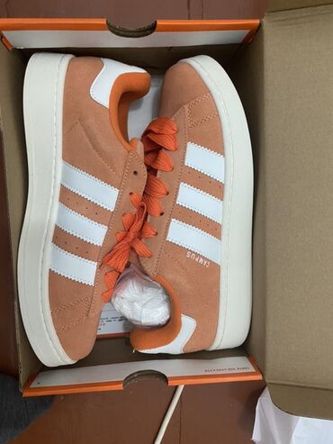 вечернее платье 48 размер: Кроссовки Adidas Campus оранжевого цвета с белыми полосками