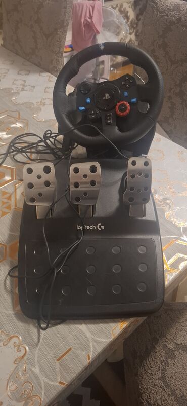 Xbox Series X: Logitech G29 Driving Force yarış sükanı və pedalları dəsti. Bu dəst