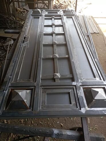 Откатные ворота: Элегантные кованые ворота черного цвета с изящными золотистыми — 15