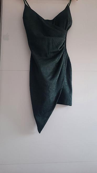 dugacke svecane haljine: Elegantna mini haljina na bretele, smaragno-zelene boje sa suptilnim — 2