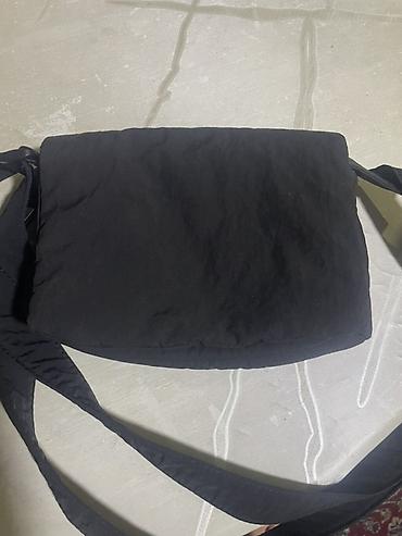 Çantalar: ZARA çiyin çantası – qara rəngdə, minimal dizayn. Xüsusiyyətlər: - — 3