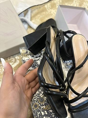sendel: Qadın sandaleti – qara, dabanlı - Model: zərif çoxzolaqlı sandal - — 3