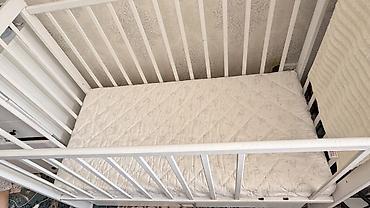 bed sheets: Детская приставная кроватка, Б/у, Без колесиков, цвет - Белый — 3
