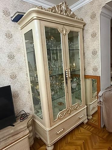 Qonaq otağı dəstləri: Klassik üslubda dəst mebel – qonaq otağı üçün tam komplekt. Tərkibi — 3