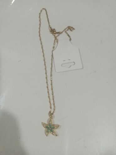 Bijuteriya dəstləri: Zərgərlik dəsti – qızılı rəng aksesuarlar Tərkib: - Boyunbağı 1: incə — 12