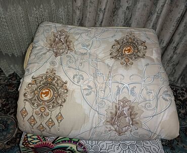 Комплекты постельного белья: Продам 2 постельных набора фирмы Kenzo. В один набор входит: 1 — 4