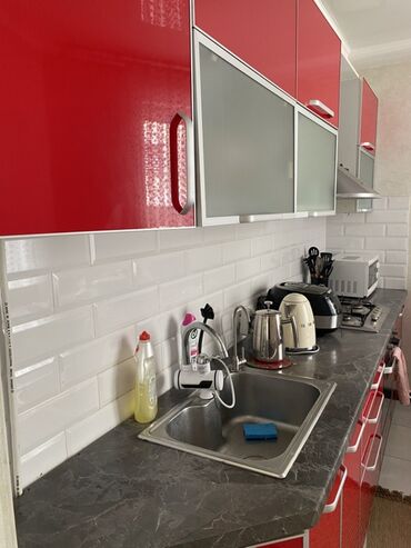 вешалки напольные для одежды оригинальные: Кухонный гарнитур красного цвета с глянцевыми фасадами. Включает