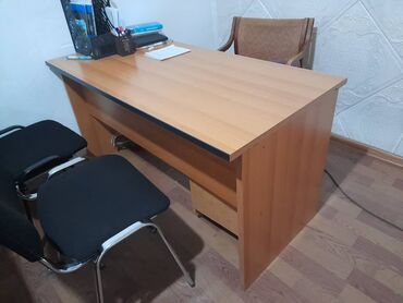 Офисные столы: Б/у офисный стол (3шт). В хорошем состоянии. Качественные, тяжелые