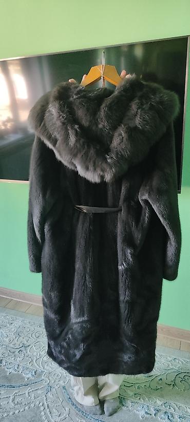 Шуба из темного меха с капюшоном - Натуральный мех темного оттенка