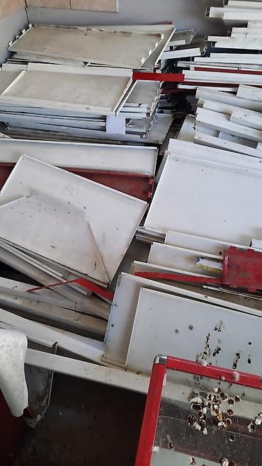 rəflər: Mağaza vitrinləri və rəf sistemləri – metal karkaslı, şüşə vitrinlər — 1