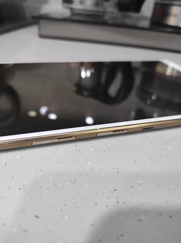 galaxy tab 3: Galaxy tab S 8.4 Yaddas karti yeri, sim kart yeri movcuddur. Telefon