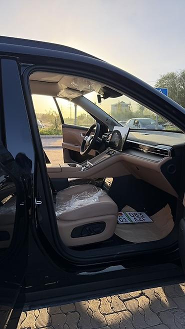 GAC: Черный кроссовер/внедорожник с просторным салоном и бежевой кожаной — 24