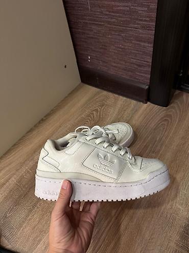 оригинал кроссы: Кроссовки adidas Originals, низкие, однотонные белые. - Модель с — 4
