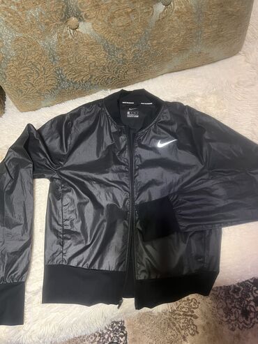 военные куртки: Женская куртка Nike, XS (EU 34), цвет - Черный