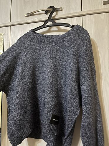 Продаю свитер
размер: стандарт
цвет: синий
цена: 400