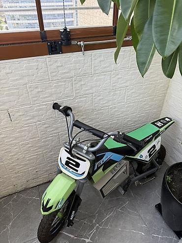 Uşaq üçün elektrik maşınları: Razor SX (SX500 stilində) elektrikli uşaq kros motosikleti . Alana — 1
