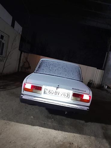 VAZ (LADA): LADA 2107, ağ rəng, sedan kuzov. Xüsusiyyətlər: - Ön və arxa — 3