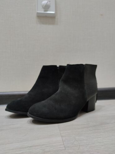 кожаные ботинки женские: Ботинки и ботильоны 38, цвет - Черный