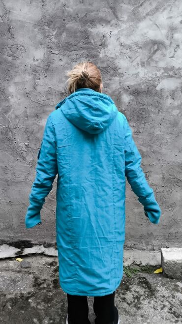 женские джинсовые кардиганы: Б/у голубой женский плащ с капюшоном. В хорошем состоянии. Размер