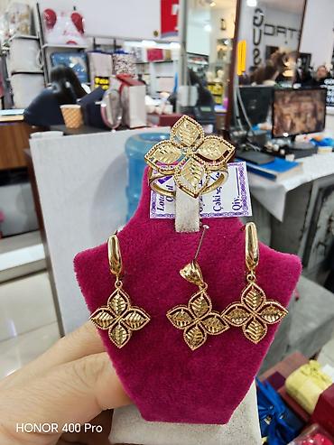 Dəstə daxildir: Üzük, Kulon, Sırğa, Sarı qızıl, 585 Əyar, 525 g lalafo.az -da Dəstə daxildir: Üzük, Kulon, Sırğa, Sarı qızıl, 585 Əyar, 525 g