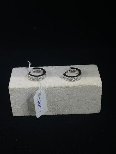 Серебряные серьги: Элегантные серьги-кольца серебристого цвета, украшенные россыпью — 9