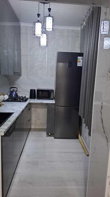 Двуспальные кровати: Кровать с мягким изголовьем, обтянутым тканью, состоящим из отдельных — 8