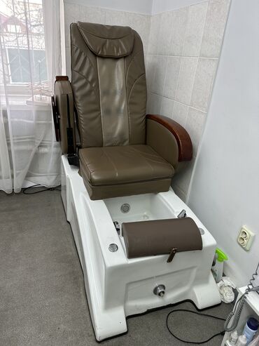 Оборудование для салонов красоты: Продаю педикюрное кресло с джакузи и подцветкой