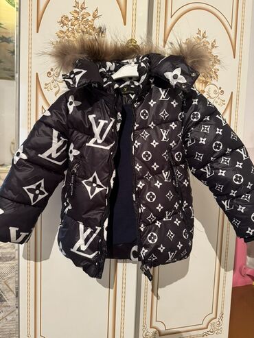 песец шапка: Детская зимняя пуховая куртка с капюшоном почти новая - Цвет