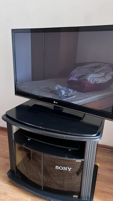 телевизор и подставка для телевизора: Продается телевизор LG в рабочем состоянии и подставка для сони все