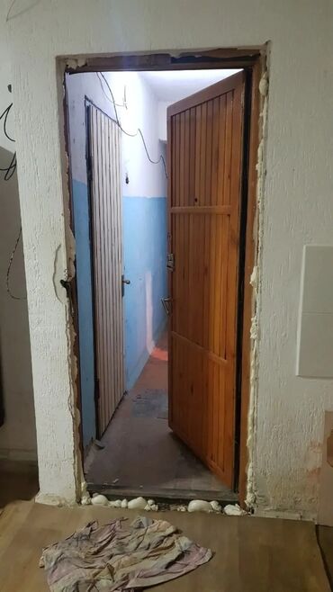 кара жыгач времянка: 30 кв. м, 1 бөлмө, Жылуу пол, Брондолгон эшиктер, Забор, тосулган