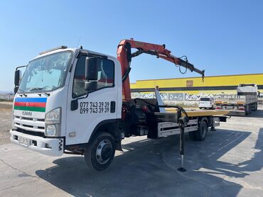 Manipulyatorlar: Yük maşını platforması və hidravlik kranı olan Isuzu modeli. Bu maşın — 9