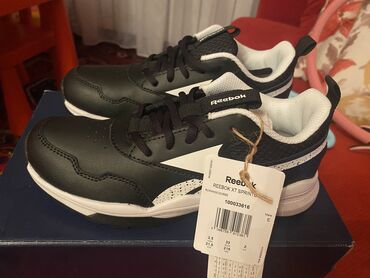 shkolnyi ryukzak na kolesakh: Novie krossovki na mal4ika -razmer -33 .Reebok