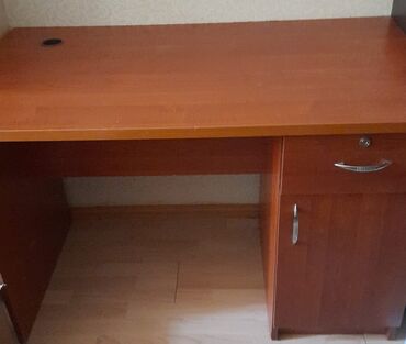 Ofis masaları: İşçi üçün, Dördbucaq masa