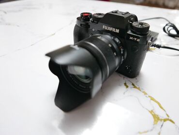 Фотоаппараты: Продаю профессиональный фотоаппарат Fujifilm X-T2 со светосильным