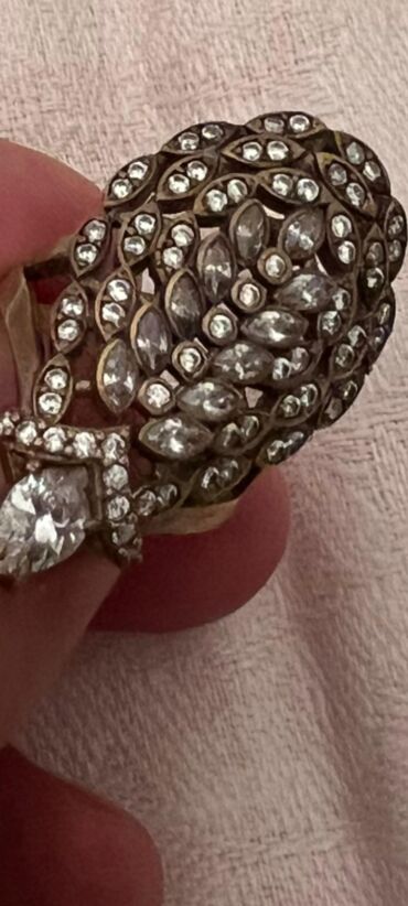 qizil halqa sirqalar: Gumuş. Böyük ölçülü, qadın üzüyü. Üzərin tamını bəzəyən çoxsaylı