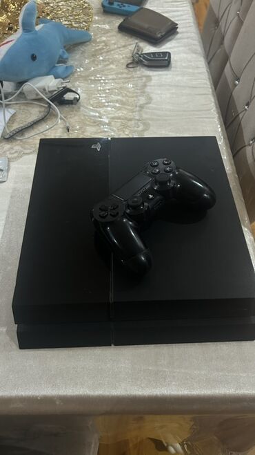 PS4 (Sony Playstation 4): Ps4 500gb yaddas uzerinde 1 eded pult kabelleride ustunde verilir