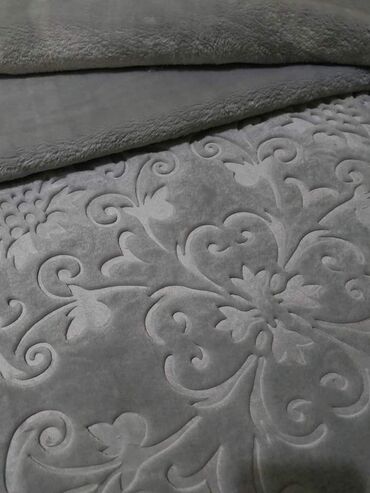 Posteljina: Ćebe 220*240
Materijal poliester
Cena 4700 din — 2