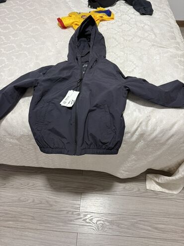 батник одежда: Куртка с капюшоном от Zara, темно-синего цвета. Легкий материал делает