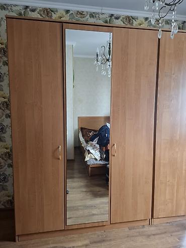 Трёхдверный шкаф для одежды из ЛДСП в тёплом оттенке «бук/вишня» со