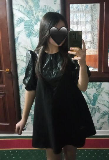 черное вечернее платье: Вечернее платье, Короткая модель, Атлас, С рукавами