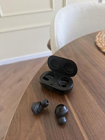 galaxy buds 4 pro: Samsung Galaxy Buds (qara) – tam simsiz qulaqlıq - Kompakt şarj qabı — 3