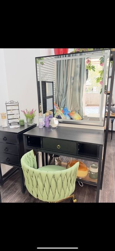 пуфик трюмо: Туалетный столик, Новый, С зеркалом, цвет - Черный, ЛДСП