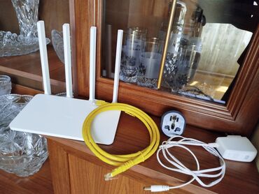 Monitorlar: Salam, Xiaomi Router Satılır Cox Sürətli və Siqnalı Bütün Əhatəni
