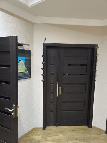 Uzunmüddətli kirayə mənzillər: Geniş və işıqlı mənzil Satilir - Planlama: geniş dəhliz, böyük yataq — 14