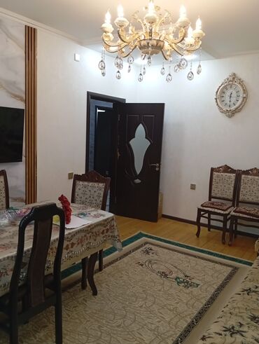 Həyət evləri və villaların satışı: Satılır: həyət evi 3 sotun içində 8 daş kürsülü 3 otaqlı təmirli sənət — 8